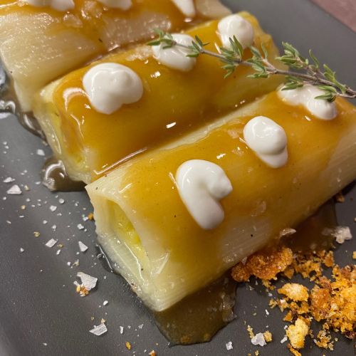 Porro a baixa temperatura amb migues cruixents i allioli de farigola