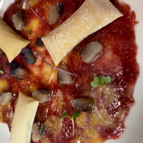 CARPACCIO DE FIGUES COLL DE DAMA AMB SARDINA FUMADA DE SANTOÑA I GELÉE DE GARNATXA DOLÇA