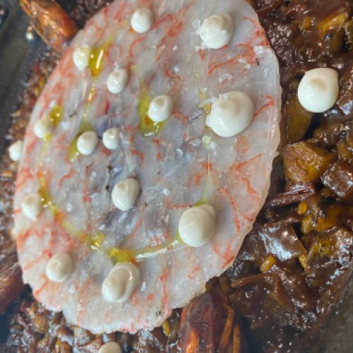 ARRÒS DE GAMBA VERMELLA AMB EL SEU CARPACCIO I ALLIOLI DELS CAPS