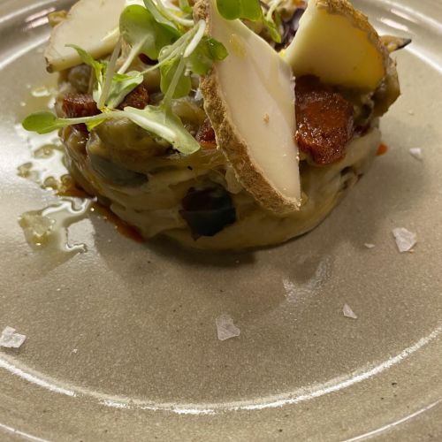 Aberginia blanca del Bages fumada amb sobrassada i formatge rústic de cabra