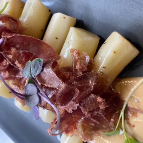 SALSIFIS A BAIXA TEMPERATURA AMB CREMA DE MISO I CECINA DE LEÓN